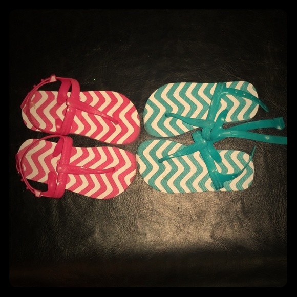 👛3/$10🛍2 Matching Pairs Sandals - Picture 1 of 4